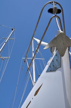 the prow o a sailing boat in a port