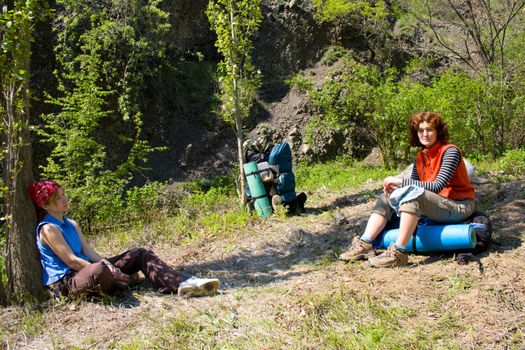 backpacker girls relaxaing under the tree