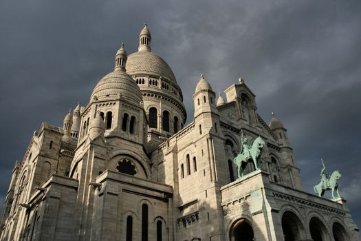 Basilique du Sacr�-Coeur (Basilica of the Sacred Heart) in Montmartre, Paris. Romano-Byzantine style landmark built of travertine stone.