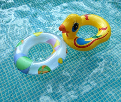 ruber toys in the swimmingpool