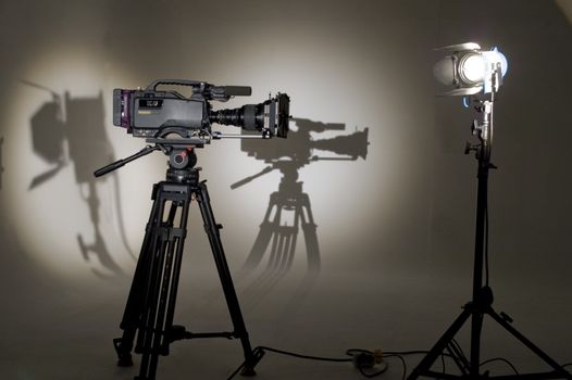 �V the chamber in studio. Searchlight and silhouette of the chamber.