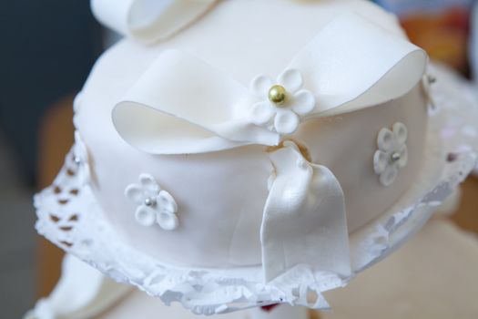 flowers and bows on the cake