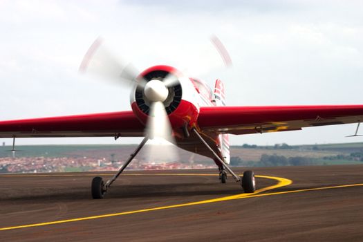 Front view of plane landed, with motion of rotation helice