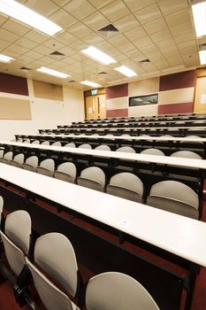 leacture room with many chairs.