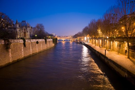 The picture is made in the evening on the Sena river in Paris