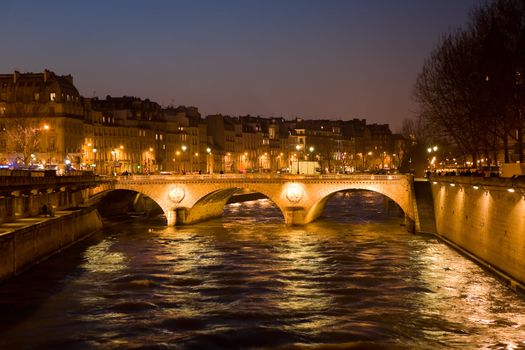 The picture is made in the evening on the Sena river in Paris