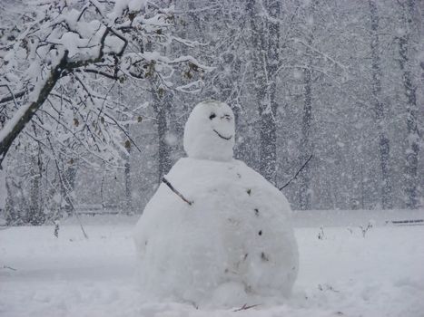 A smiling snowman in a white landscape