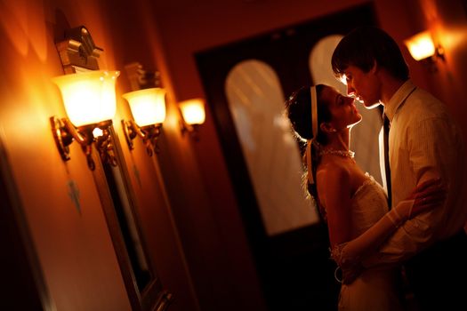 groom and bride near the lamp