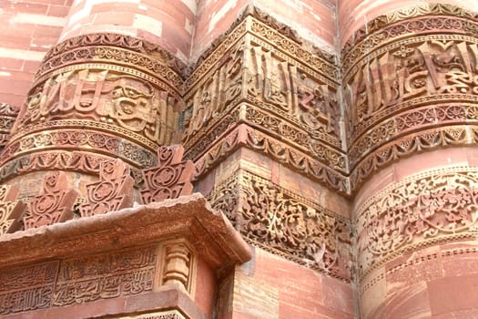 picture of ruins at monument qutub minar delhi