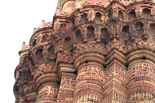 picture of ruins at monument qutub minar delhi