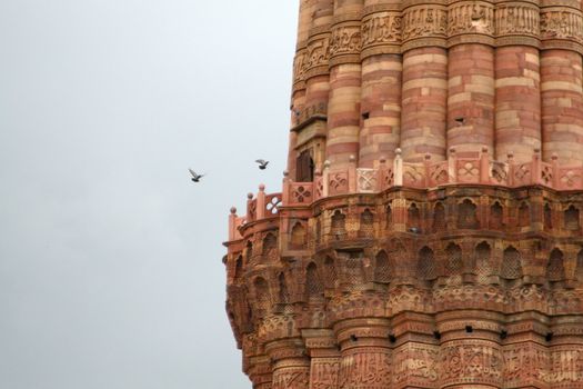 picture of ruins at monument qutub minar delhi