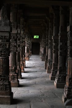 picture of ruins at monument qutub minar delhi