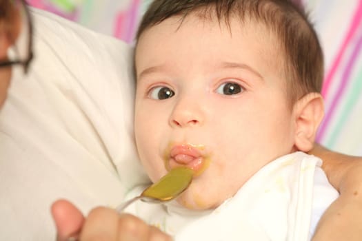 baby eats puree from the broccoli