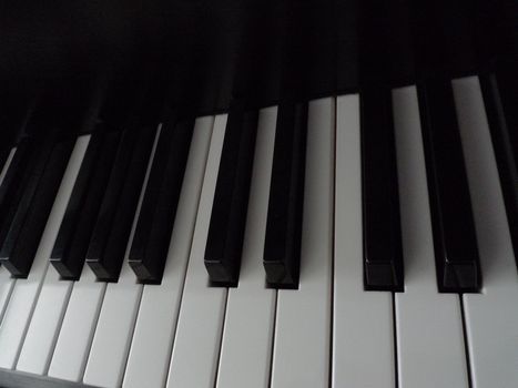 piano keyboard black and white