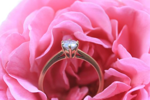 Solitair diamond engagement ring in a soft pink rose