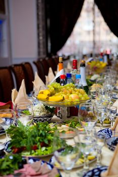 Restaurant table with snacks and beverages on it