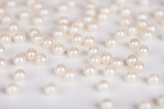 Scattering of fake pearls on a light surface