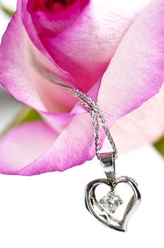 Heart pendant with diamond with a pink rose