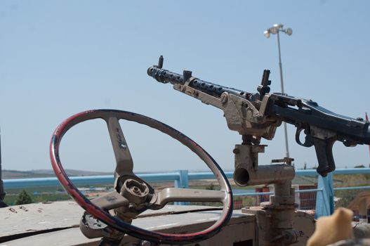 Machine gun mounted on top of the turret .