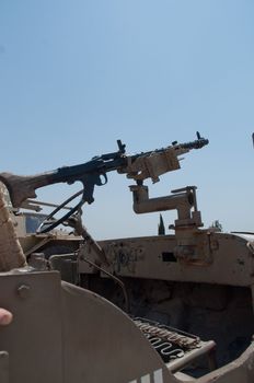 Machine gun mounted on top of the turret .