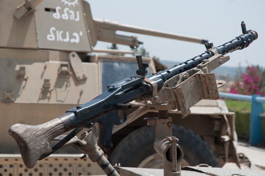 Machine gun mounted on top of the turret .