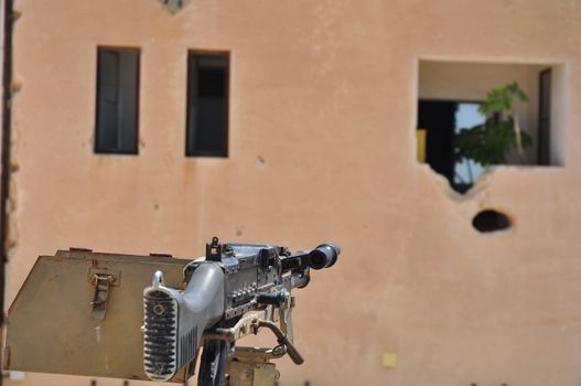 Machine gun mounted on top of the turret .