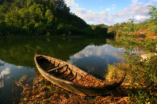 boast in the river floating