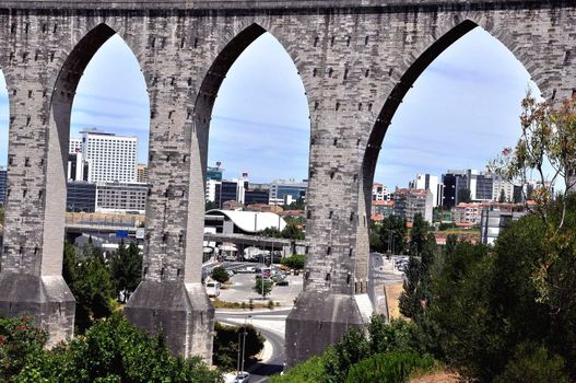  Its building was ordered tsar João the fifth. High arches reach heights of 65 m