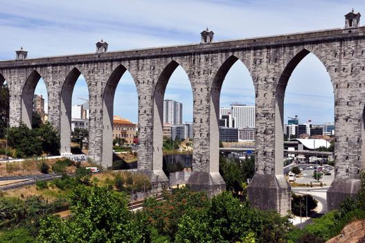 The Águas Livres Aqueduct has been supplying the town of Lisbon of its waters since 1748 and it is considered to be one of the most remarkable examples of 18th-century Portuguese engineering.Its construction was ordered by king João the 5th.The tallest arches reach a height of 65 m.Of arches in Gothic style. It is considered to be a masterpiece of engineering of the Baroque period.