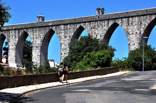 The Águas Livres Aqueduct has been supplying the town of Lisbon of its waters since 1748 and it is considered to be one of the most remarkable examples of 18th-century Portuguese engineering.Its construction was ordered by king João the 5th.The tallest arches reach a height of 65 m.Of arches in Gothic style. It is considered to be a masterpiece of engineering of the Baroque period.