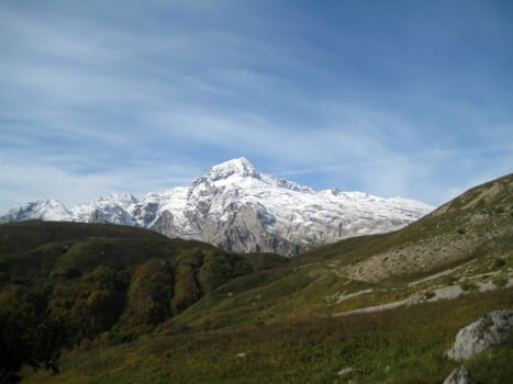 Mountains, caucasus, rocks, a relief, a landscape, wood, the nature, a panorama, a landscape, a ridge, top, breed, the sky, reserve, a pattern, a background, a kind, a structure, trees, a slope, peak, beauty, bright, a file, clouds, snow, a glacier, greens, autumn