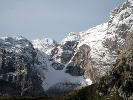 Mountains, caucasus, rocks, a relief, a landscape, wood, the nature, a panorama, a landscape, a ridge, top, breed, the sky, reserve, a pattern, a background, a kind, a structure, trees, a slope, peak, beauty, bright, a file, clouds, snow, a glacier, greens, autumn