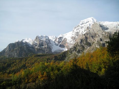 Mountains, caucasus, rocks, a relief, a landscape, wood, the nature, a panorama, a landscape, a ridge, top, breed, the sky, reserve, a pattern, a background, a kind, a structure, trees, a slope, peak, beauty, bright, a file, clouds, snow, a glacier, greens, autumn