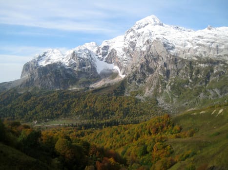 Mountains, caucasus, rocks, a relief, a landscape, wood, the nature, a panorama, a landscape, a ridge, top, breed, the sky, reserve, a pattern, a background, a kind, a structure, trees, a slope, peak, beauty, bright, a file, clouds, snow, a glacier, greens, autumn