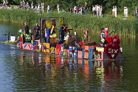 VLAARDINGEN, THE NETHERLANDS - JULI 2010: Beautiful flower boats in the unique annual Westland Floating Parade Juli 30, 2010, Vlaardingen, the Netherlands.

