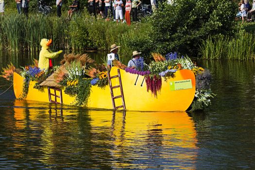 VLAARDINGEN, THE NETHERLANDS - JULI 2010: Beautiful flower boats in the unique annual Westland Floating Parade Juli 30, 2010, Vlaardingen, the Netherlands.

