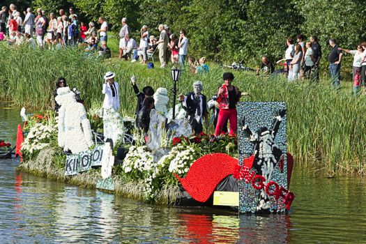VLAARDINGEN, THE NETHERLANDS - JULI 2010: Beautiful flower boats in the unique annual Westland Floating Parade Juli 30, 2010, Vlaardingen, the Netherlands.

