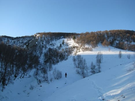 Traces; a relief; a landscape; a hill; a panorama; mountains