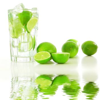alcoholic drink with green lime and water reflection