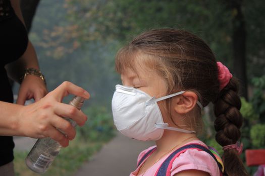 Wetted breathing mask On the little girl
