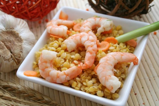 fresh salad of lentils with prawns
