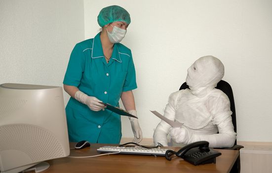 The patient similar to a mummy and the doctor, at office