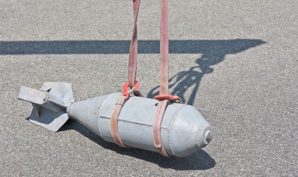 Dummy bomb lifting during combat engineers traning