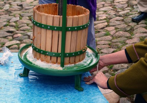 Traditional country cider apples press squeezer   