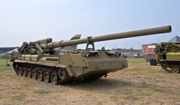 Heavy army self-propelled unit with a gun. Firing range of 30-35 km. Armored Army equipment.