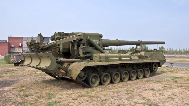 Heavy army self-propelled unit with a gun. Firing range of 30-35 km. Armored Army equipment.