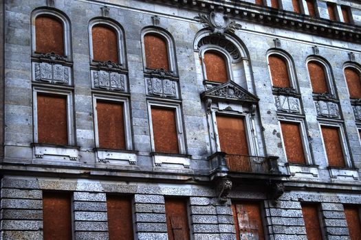 Photograph of a retired state building, representing insufficient funds for maintenance.