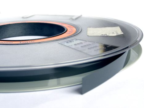 Magnetic tape reel for computer data storage