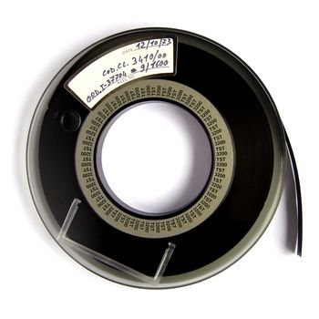 Magnetic tape reel for computer data storage