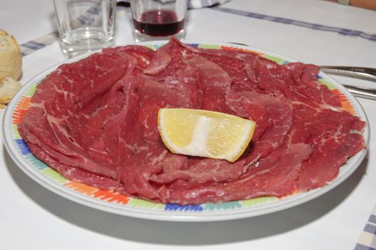 Italian dish of raw meat with lemon
